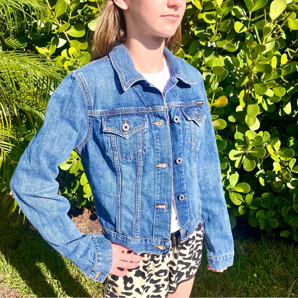 Guess women’s jean jacket size M. Premium quality original.Only worn few times.
